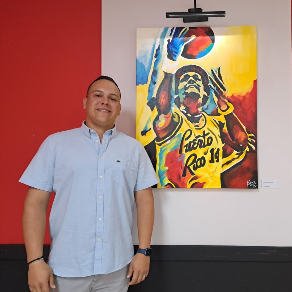 El artista quebradillano Jonathan Álvarez junto a una pintura del 'Pirata Mayor', Raymond Dalmau.