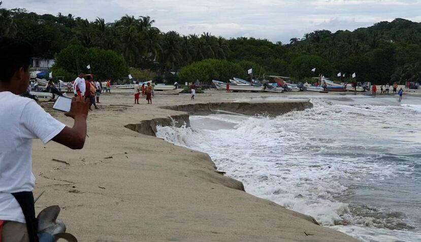 El cuerpo de salvavidas se declaró en alerta mientras continúe el oleaje que se lleva toneladas de arena (Twitter/@CEPCO_GobOax).