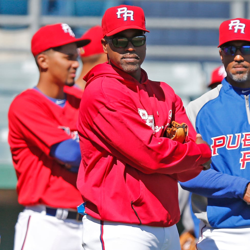 Carlos Delgado -a la izquierda junto a Ricky Bones- podría convertirse en el nuevo gerente general del equipo e Puerto Rico.