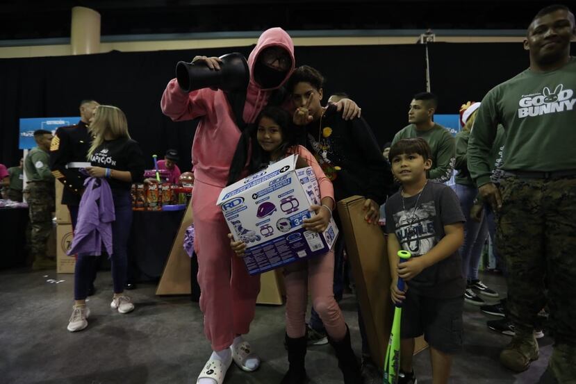 Bad Bunny compartió con los presentes.