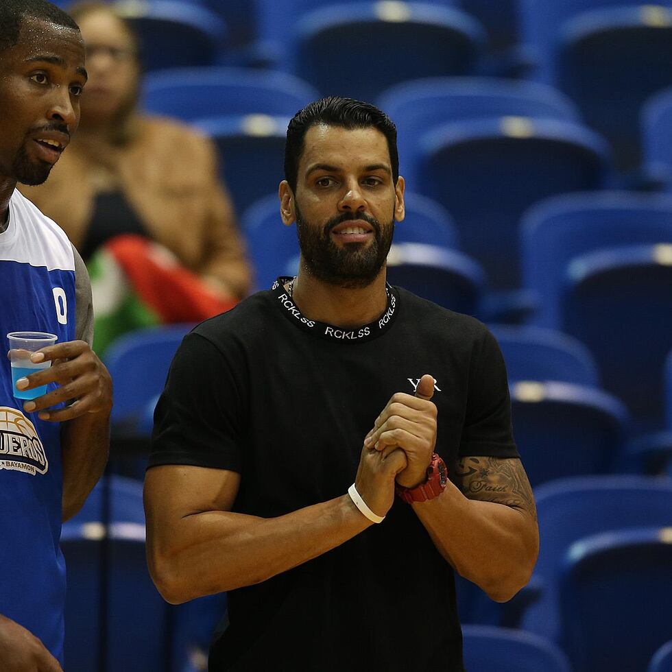 Christian Dalmau, a la derecha, se unirá esta noche al cuerpo técnico de los Indios, pero no estará dirigiendo al equipo. El asistente Bobby Porrata estará al mando en el juego ante Arecibo.