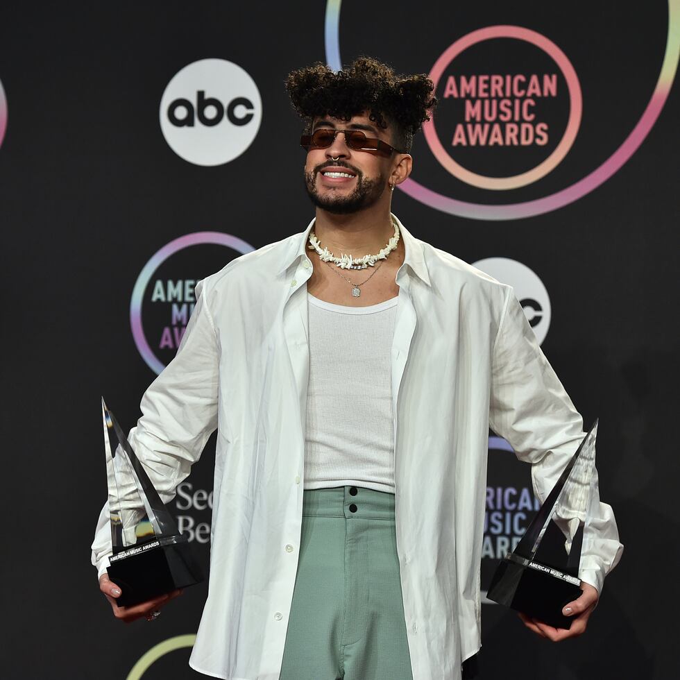 Bad Bunny posa con los dos galardones que recibió en los American Music Awards, incluyendo el mejor álbum latino por "El Ultimo Tour Del Mundo" y mejor artista latino masculino.