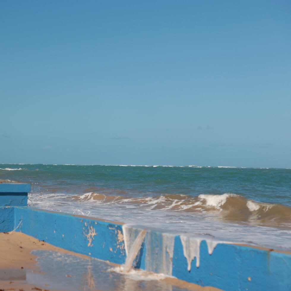 Foto de archivo del oleaje rompiente en la playa del Último Trolley en Ocean Park.