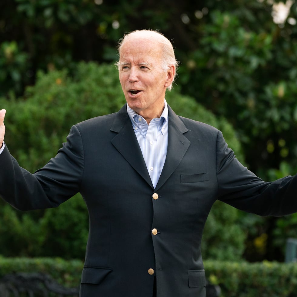 El presidente Joe Biden conversa con periodistas durante su primera salida desde sufrir COVID-19.