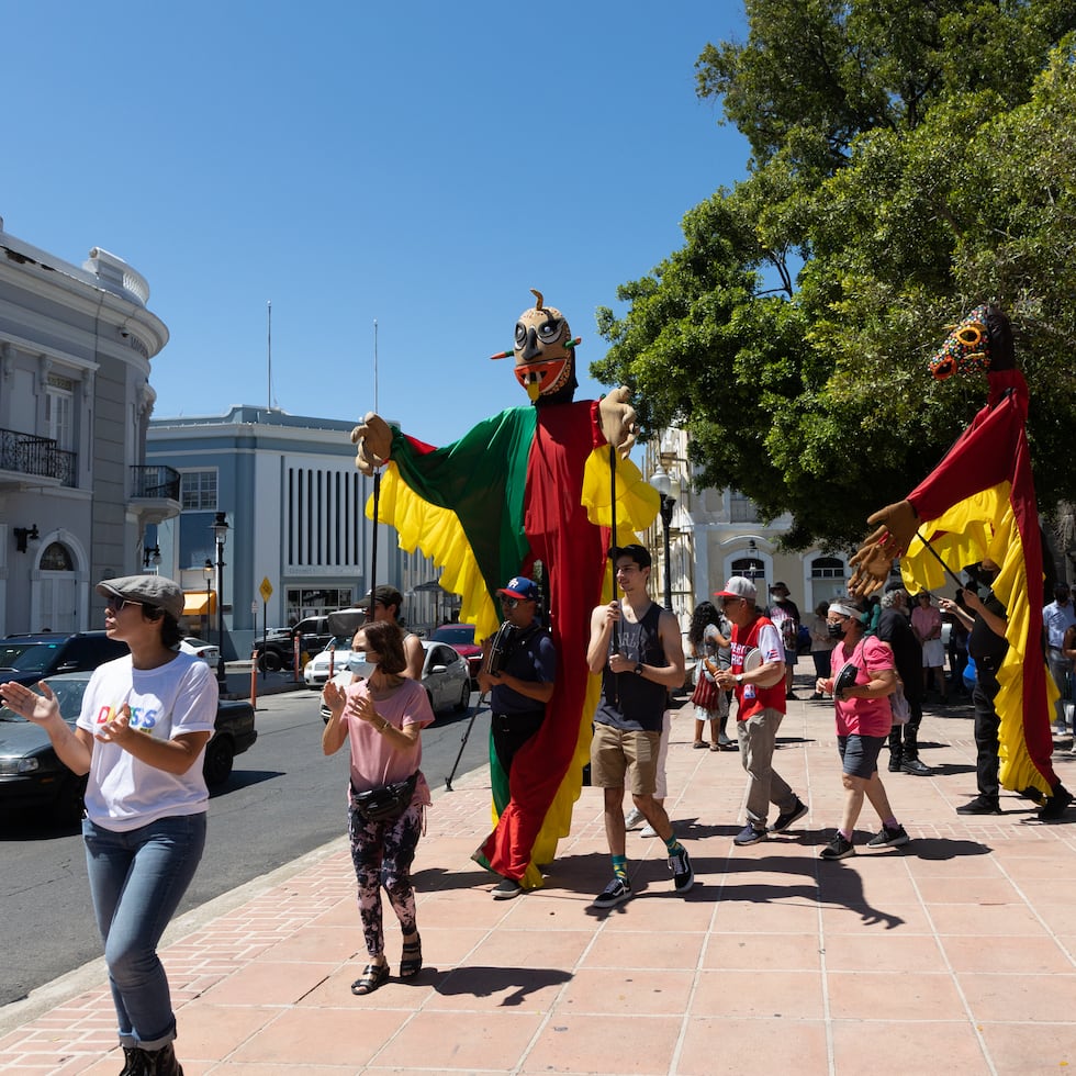 Parte de los manifestantes que se presentaron frente a la alcaldía de Ponce.