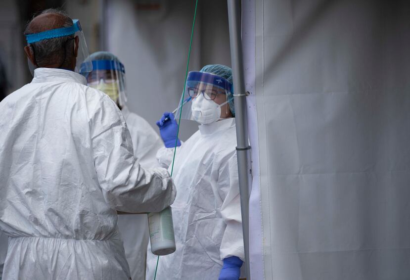 En la foto, trabajadores del Departamento de Salud que realiza pruebas de COVID-19 a personal de primera respuesta.