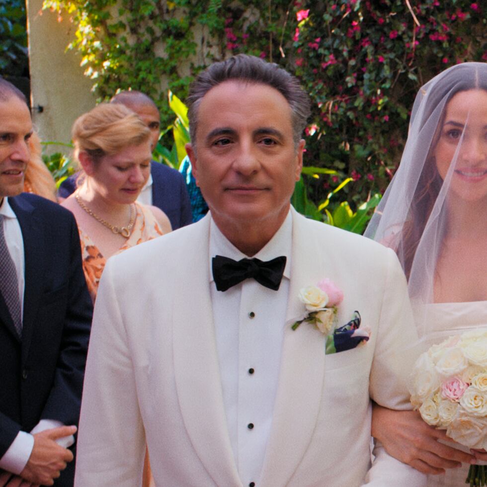Andy García, Adria Arjona y Gloria Estefan en una escena de "Father of the Bride".