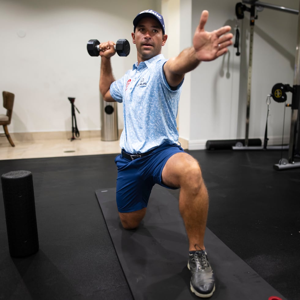 El golfista Rafa Campos demuestra algunos de los ejercicios que ha incorporado a su rutina de entrenamiento durante los pasados cuatro meses con miras a evitar las lesiones y poder jugar una temporada completa.