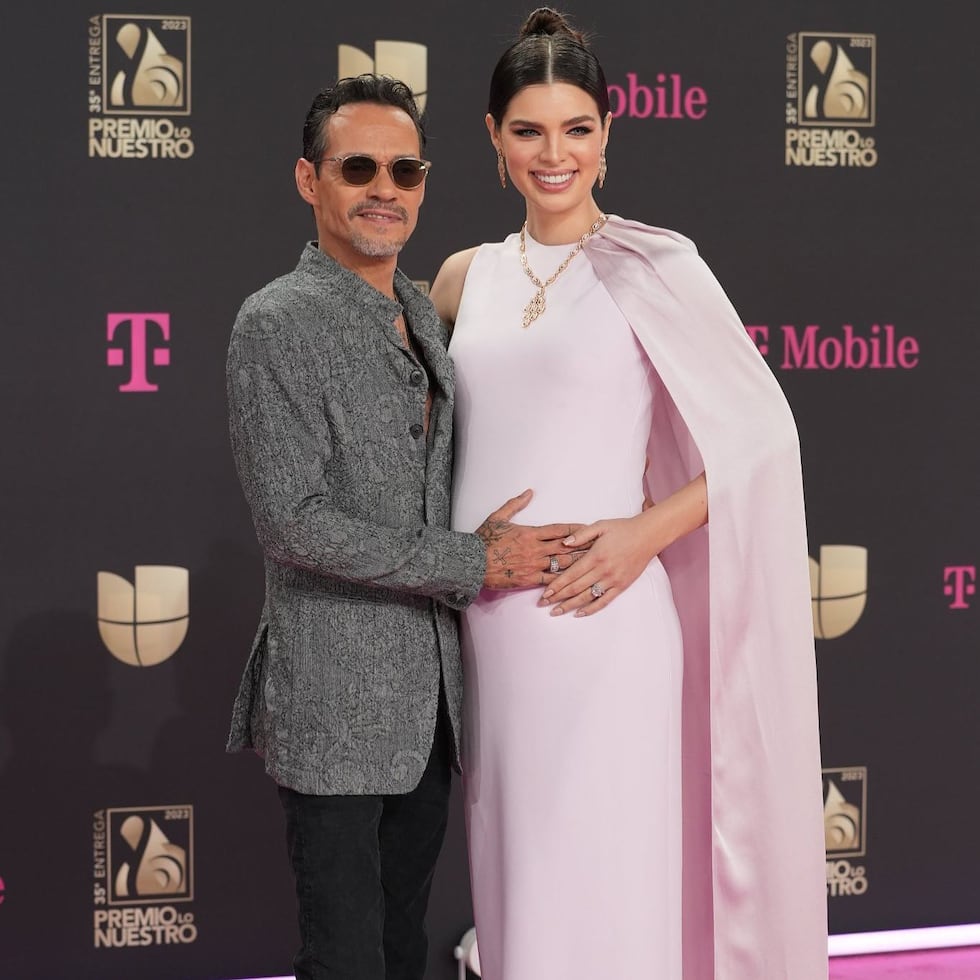 Marc Anthony y Nadia Ferreira mostraron su barriga por primera vez en la alfombra magenta de Premio Lo Nuestro.