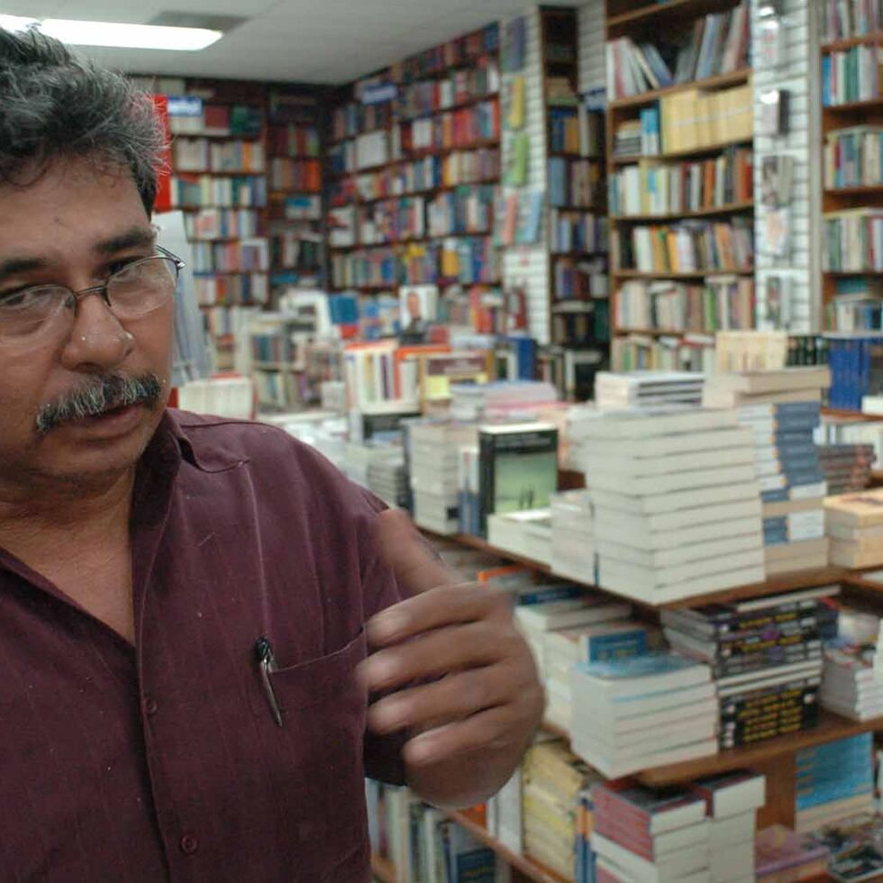 27 DE ABRIL DE 2005-AREA DE RIO PIEDRAS,  SAN JUAN,  PUERTO RICO.
VARIAS PERSONAS, EN EL CASCO URBANO DE RIO PIEDRAS, COMENTARON SOBRE LA HUELGA DE LA UNIVERSIDAD DE PR.  EN LA LIBRERIA NORBERTO GONZALEZ, SU DUENO NORBERTO GONZALEZ, VE SUS VENTAS DE LIBROS AFECTADAS, POR LA HUELGA.
FOTO EL NUEVO DIA POR: RAFAEL PICHARDO-STR