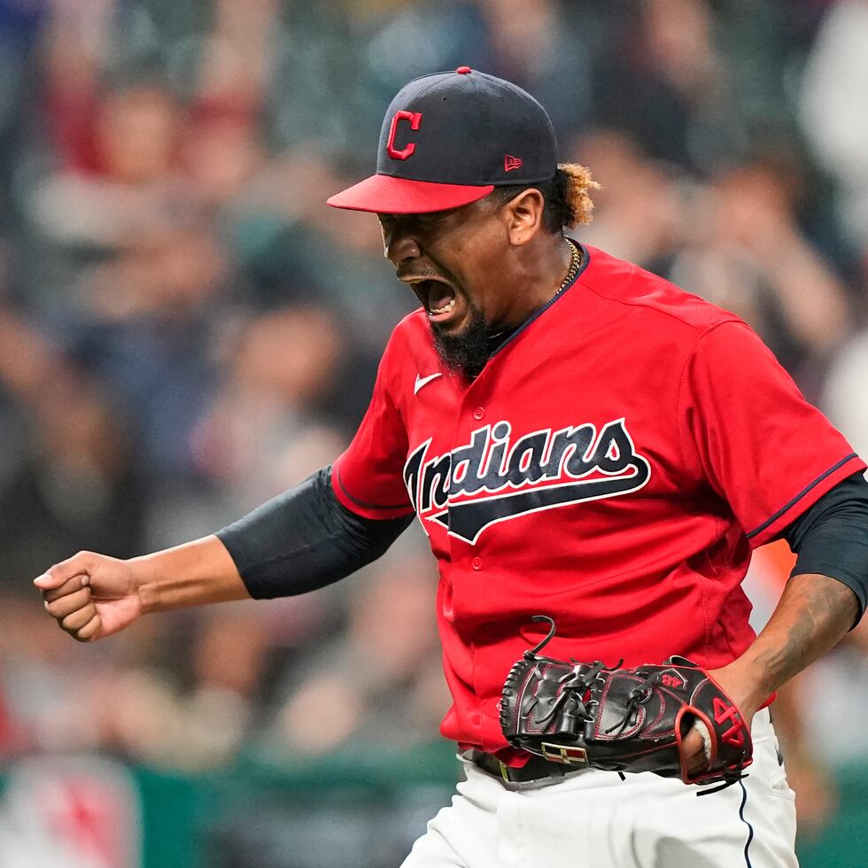 El dominicano Emmanuel Clase, relevista de los Indians de Cleveland, festeja tras conseguir el salvamento en el juego ante los Royals de Kansas City.