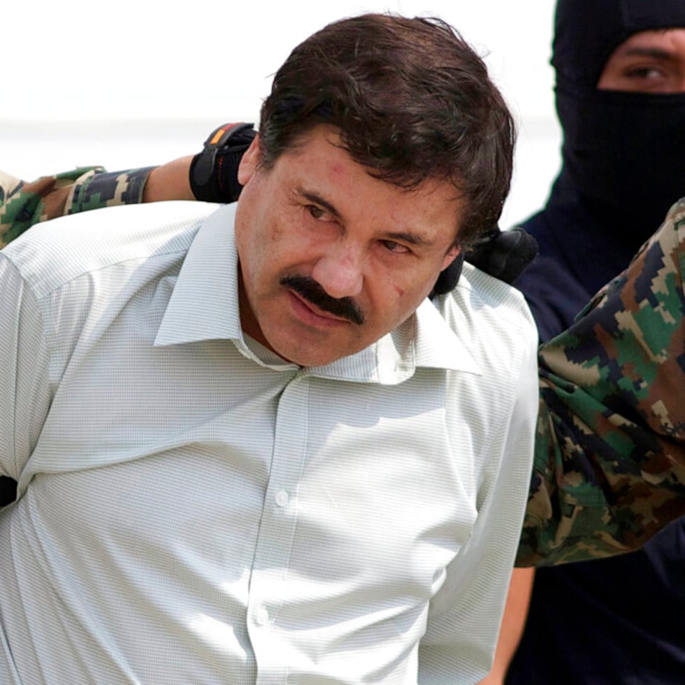 En esta fotografía de archivo del 22 de febrero de 2014, Joaquín "El Chapo" Guzmán es escoltado a un helicóptero en la Ciudad de México luego de su captura.