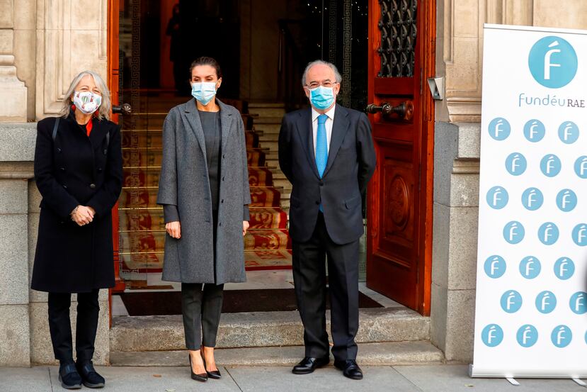 La reina Letizia es recibida por la presidenta de la Agencia Efe, Gabriela Cañas, y el presidente de la Real Academia Española, Santiago Muñoz Machado, a su llegada a la reunión de trabajo de la Fundación del Español Urgente FundéuRAE. (Foto: EFE)