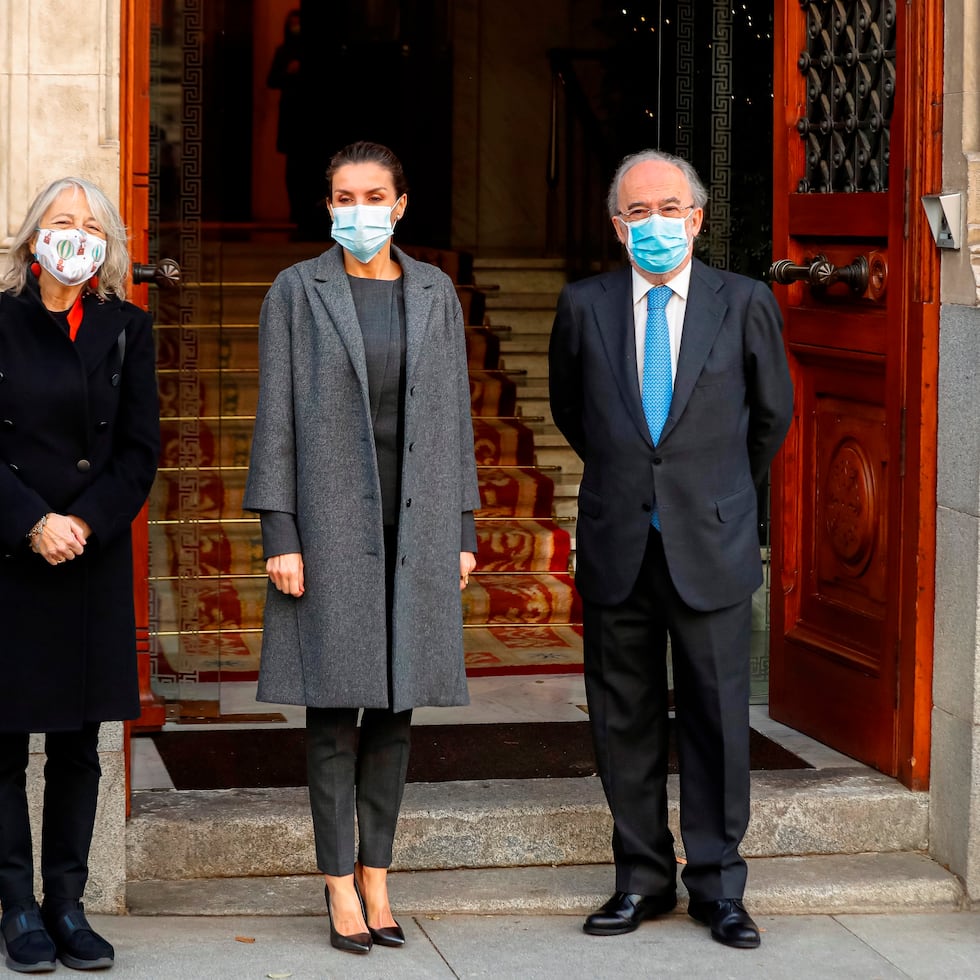 La reina Letizia es recibida por la presidenta de la Agencia Efe, Gabriela Cañas, y el presidente de la Real Academia Española, Santiago Muñoz Machado, a su llegada a la reunión de trabajo de la Fundación del Español Urgente FundéuRAE. (Foto: EFE)