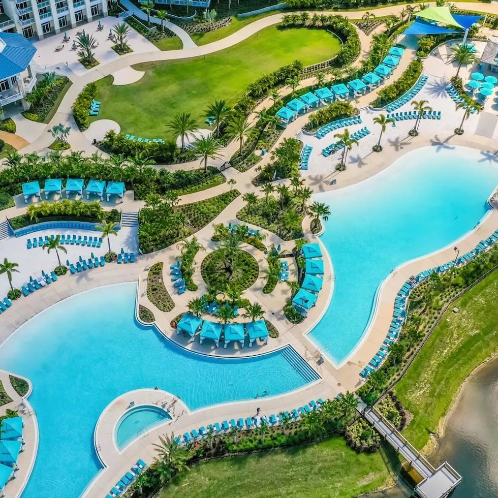 Margaritaville Orlando cuenta con 186 habitaciones y suites equipadas con ventanas del techo al piso para disfrutar de los panoramas del resort y un balcón para uno que otro baño de sol.