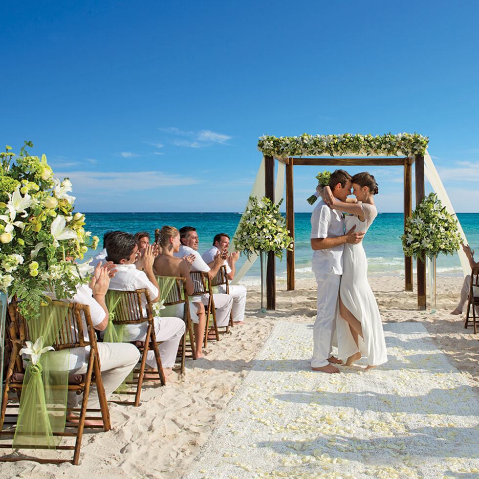 Hasta las bodas de playa más tradicionales suelen ser menos formales que las que se celebran en un salón de banquetes. (WGSN)