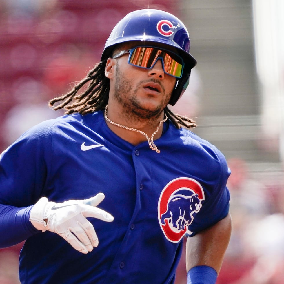 Michael Hermosillo, de los Cubs de Chicago, recorre las bases tras batear un jonrón de dos carreras ante los Reds de Cincinnati.