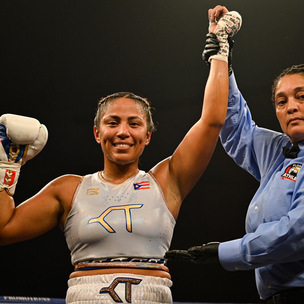 Kiria Tapia sonríe al ser declarada vencedora por decisión unánime en su primer combate como profesional.