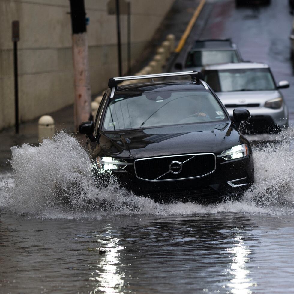 Inundaciones en el área de San Juan durante un evento de fuertes tronadas.