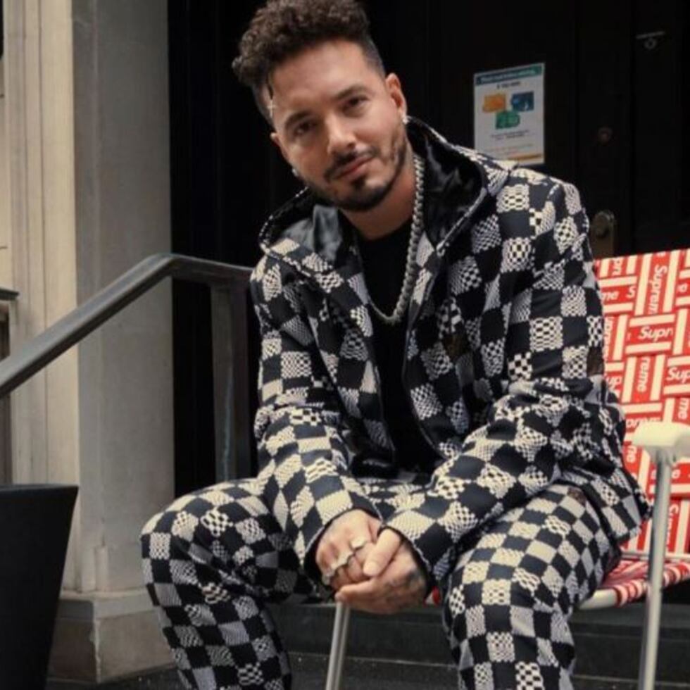 El cantante J. Balvin pidió a sus compañeros y estrellas del mundo de la música y el deporte, entre otros, que le ayuden a difundir el mensaje de que es necesario "detener esta guerra civil sin sentido" en Colombia.