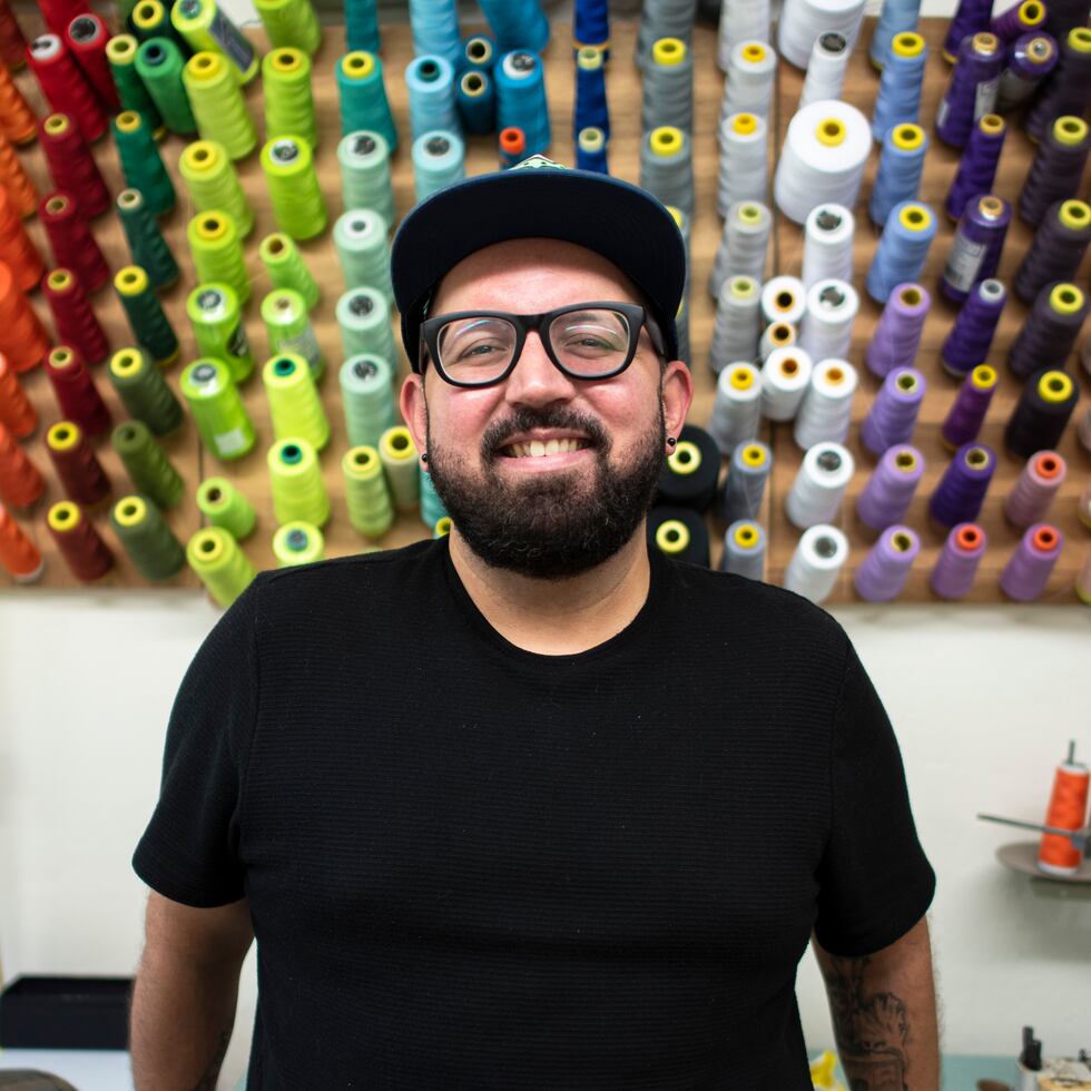 El diseñador Jaer Cabán es un apasionado del arte y la moda, disciplinas que une en cada una de sus propuestas. (Foto: Neidy Rosado)