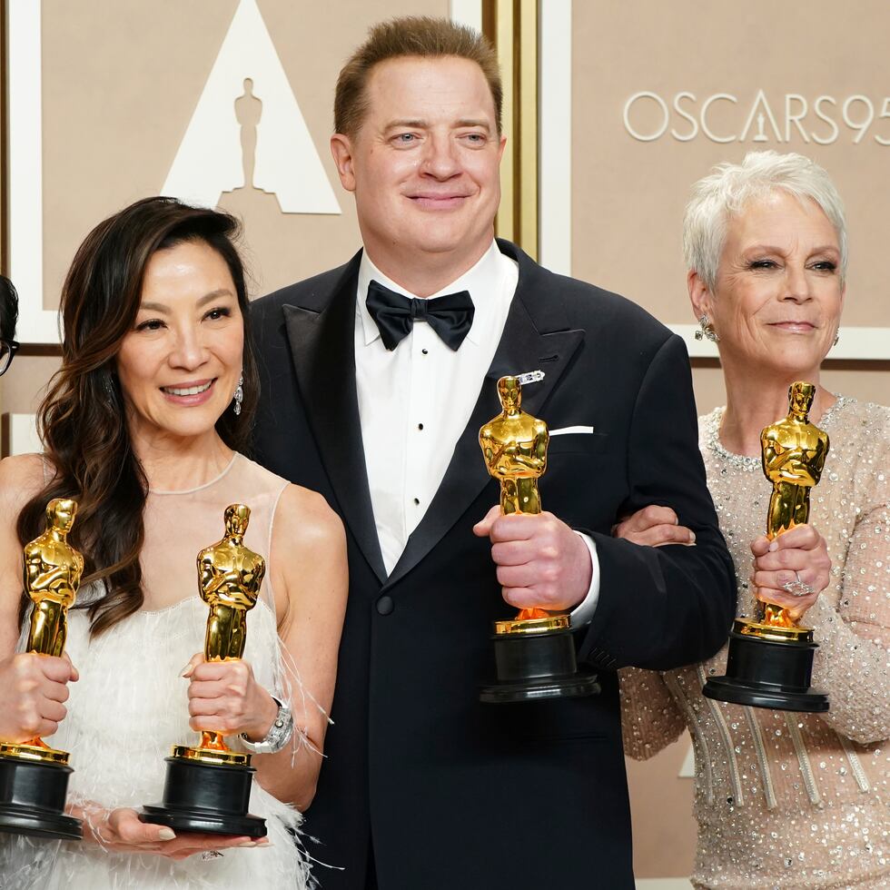 Ke Huy Quan, Michelle Yeoh, Brendan Fraser y Jamie Lee Curtis posan con sus estatuillas al final de la ceremonia de entrega de los premios Oscar 2023. (Photo by Jordan Strauss/Invision/AP)