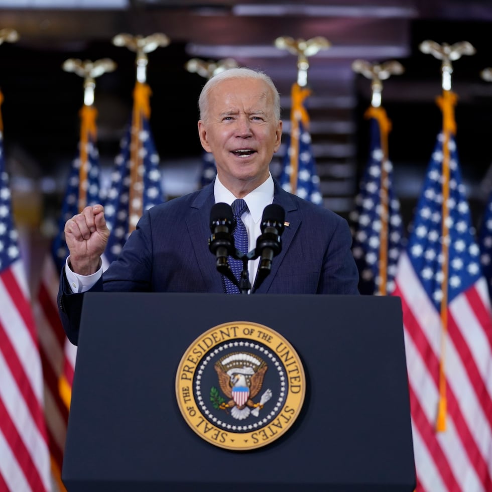 El presidente Joe Biden pronuncia un discurso sobre infraestructura, el miércoles 31 de marzo de 2021, en el Carpenters Pittsburgh Training Center, en Pittsburgh. (AP Foto/Evan Vucci)