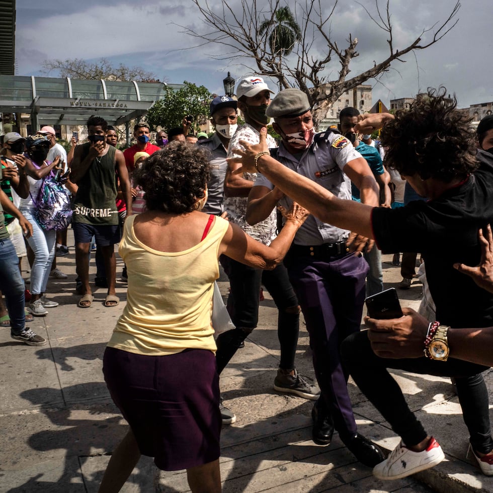 La policía detiene a un manifestante antigubernamental el domingo 11 de julio de 2021 durante una protesta en La Habana, Cuba.