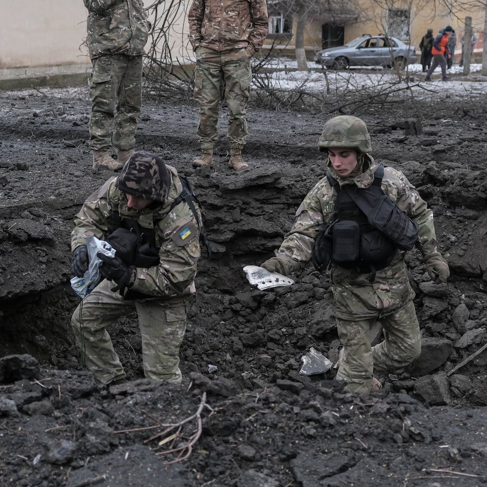 Militares ucranianos inspeccionan el cráter de un proyectil tras un ataque con cohetes contra una zona residencial en Kramatorsk, en la región de Donetsk, en el este de Ucrania, este 2 de febrero. (EFE/EPA/SERGEY SHESTAK)