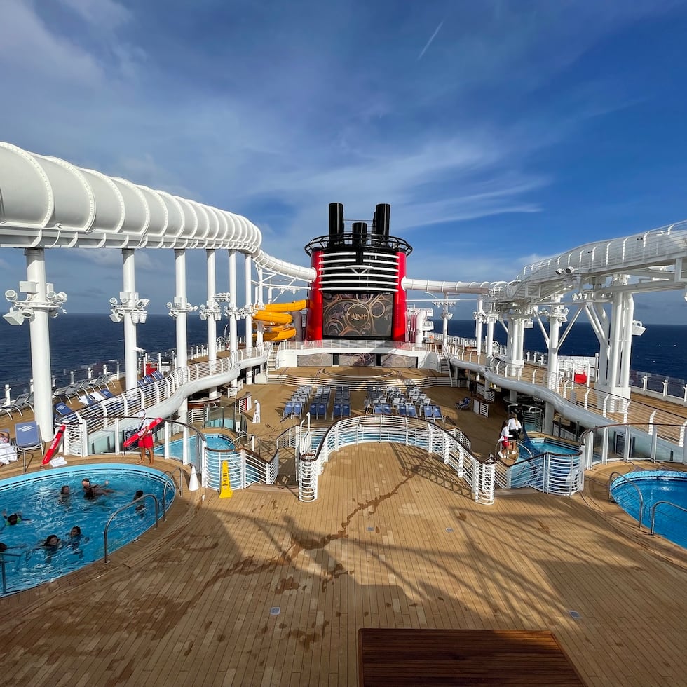 Deck de las piscinas principales en el Disney Wish. (Gregorio Mayí / Especial GFR Media)