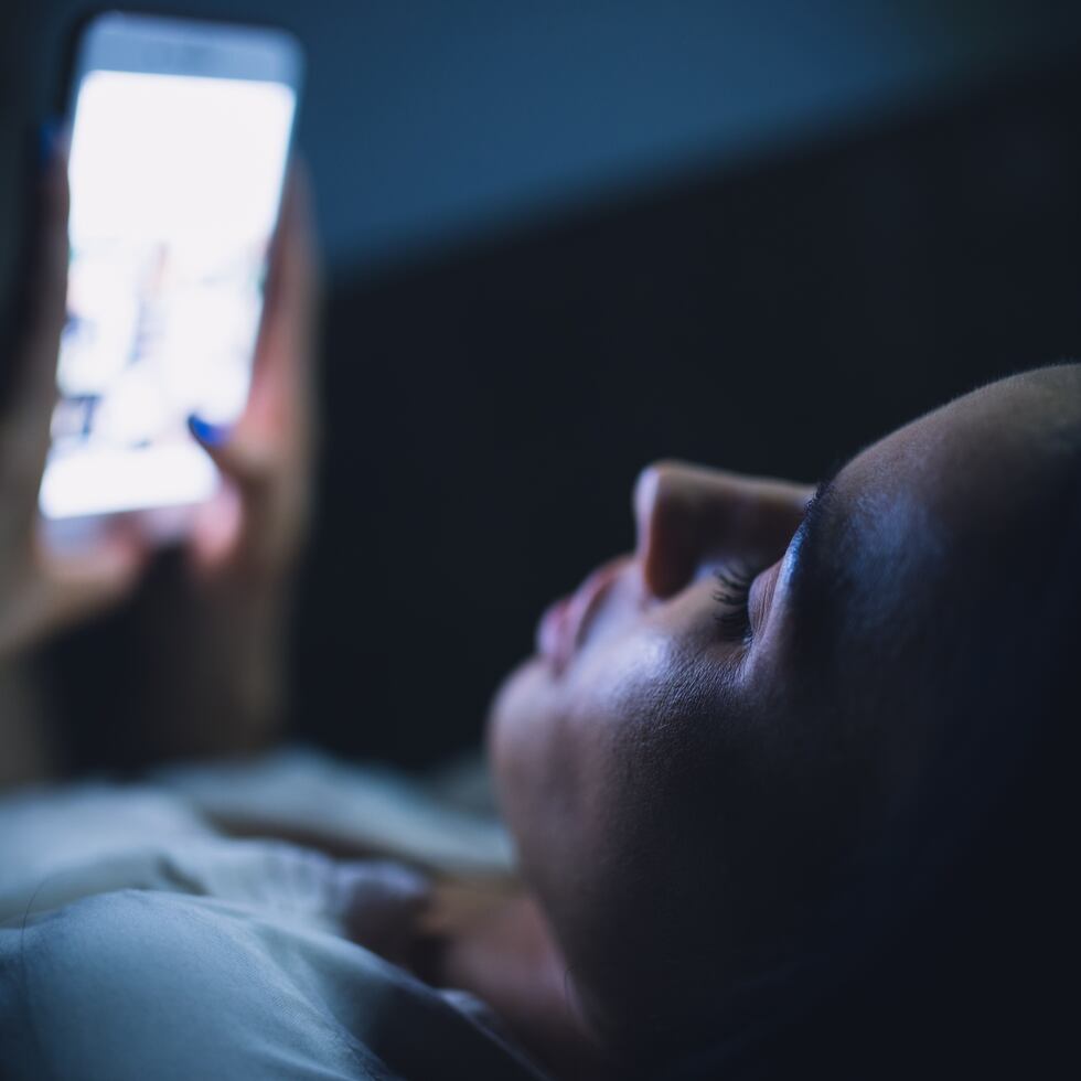 Al momento de usar los celulares, se emite una luz azul (LED), la cual mantiene nuestro cerebro activo.