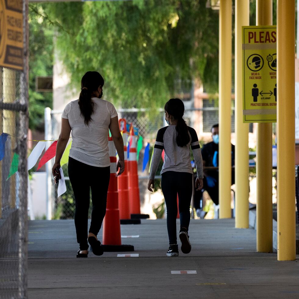 Fotografía de archivo de una persona que recoge a su hija en una escuela de Los Ángeles. EFE/EPA/ETIENNE LAURENT
