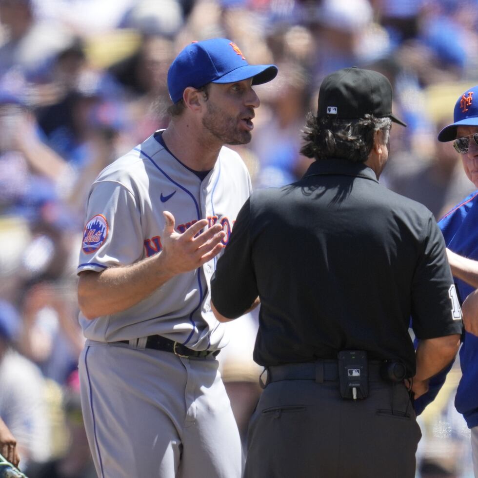 Max Scherzer durante la discusión con los árbitros ante la sospecha de que tenía una sustancia prohibida en sus manos.