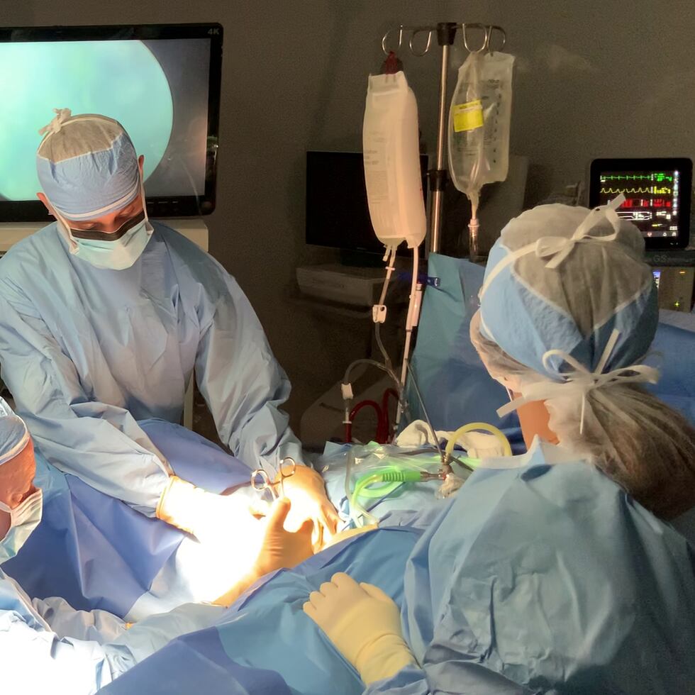 Miguel Velázquez, del Hospital Pavia Santurce, realiza una inserción del sistema Solyx Single-Incision Sling de BostonScientific