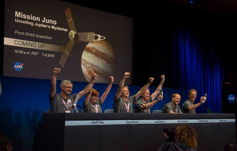 Miembros del equipo Juno celebran la llegada de la sonda Juno de la NASA a la órbita de Júpiter. (EFE)