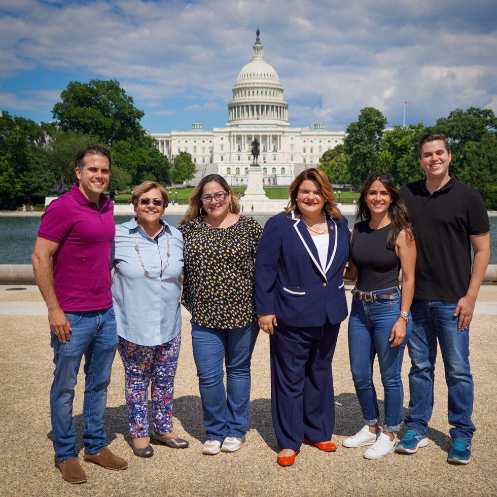 El grupo de cabilderos por la estadidad posa con la comisionada residente frente al Capitolio federal en Washington DC.