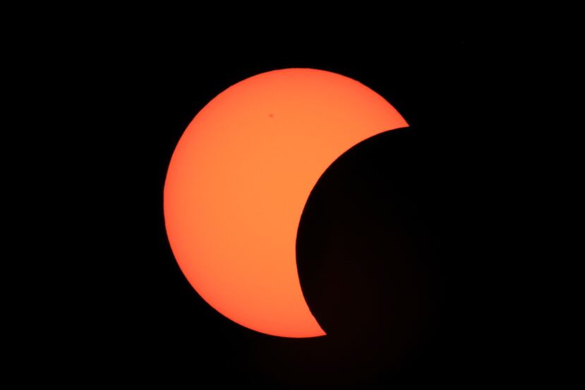 El eclipse solar no se puede ver con gafas regulares de Sol, ya que estas no son adecuadas ni seguras para observar el evento. (NASA)