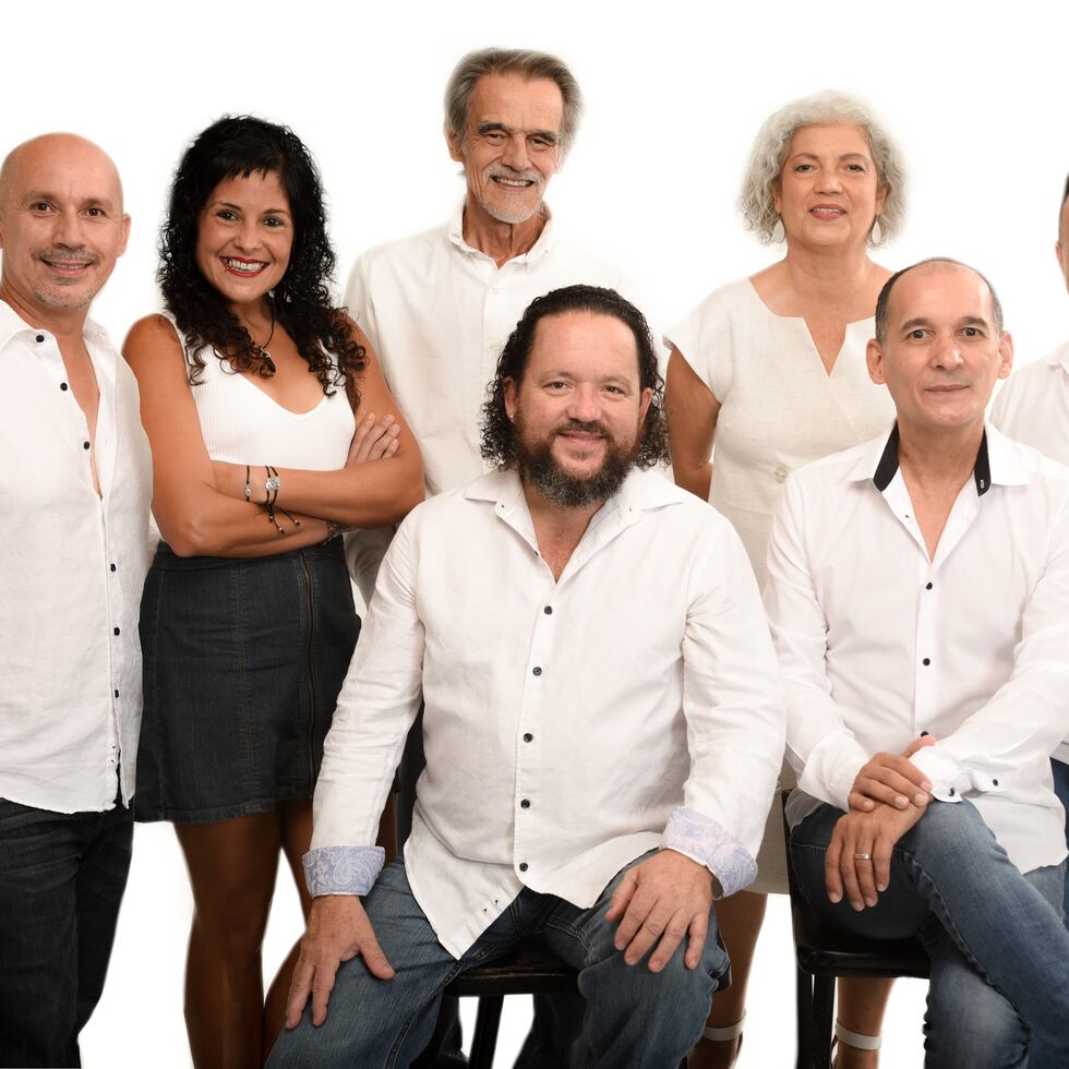 El equipo creativo detrás de la puesta en escena de "La carreta... el musical".  ( de izquierda a derecha, de pie) – Aníbal Rubio, Pamela López, José "Checo" Cuevas, Vilma Martínez y Carlitos Hernández. (De izquierda a derecha sentados): Ricardo Pons y Gil René Rodríguez.