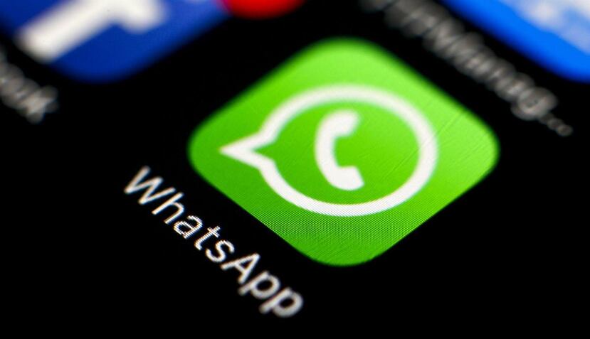 La aplicación de mensajería WhatsApp, propiedad de Facebook, planea tomar acciones para identificar los contenidos falsos en la plataforma. (EFE)