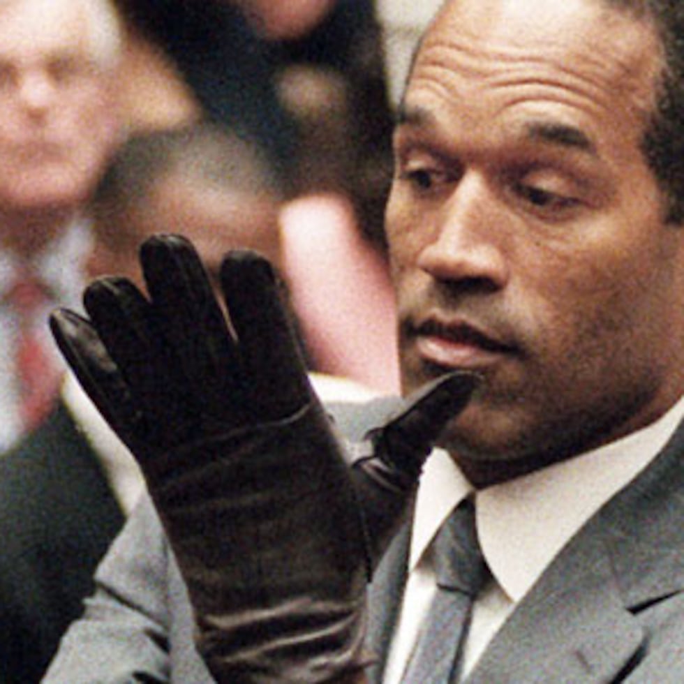 Simpson probándose los guantes durante el juicio en su contra.