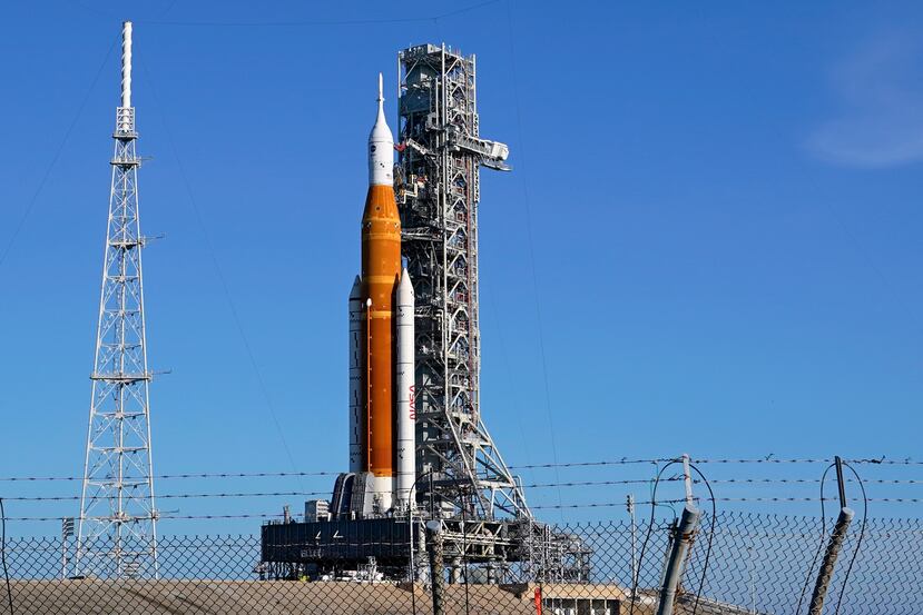 Cohete de la misión Artemis I que permanece en la plataforma 39B en el Centro Espacial Kennedy en Cabo Cañaveral, Florida.