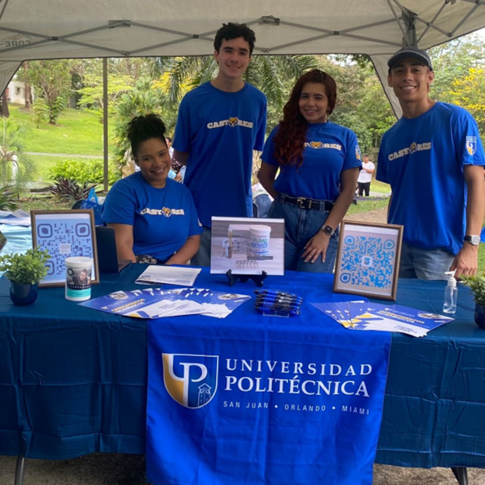 Camila Rodríguez participa en una actividad de divulgación científica junto a compañeros de la Universidad Politécnica.