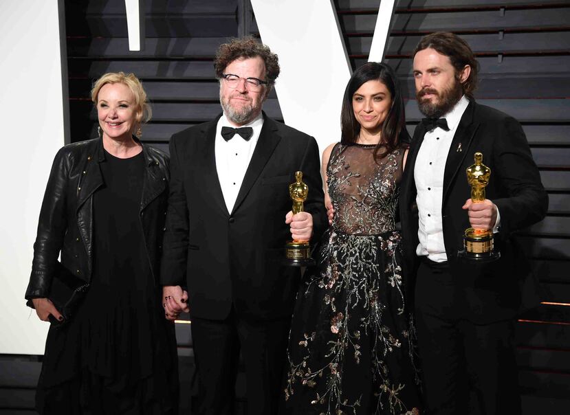 Kenneth Lonergan y Casey Affleck con sus estatuillas por "Manchester by the Sea" de Amazon Studio. (AP)