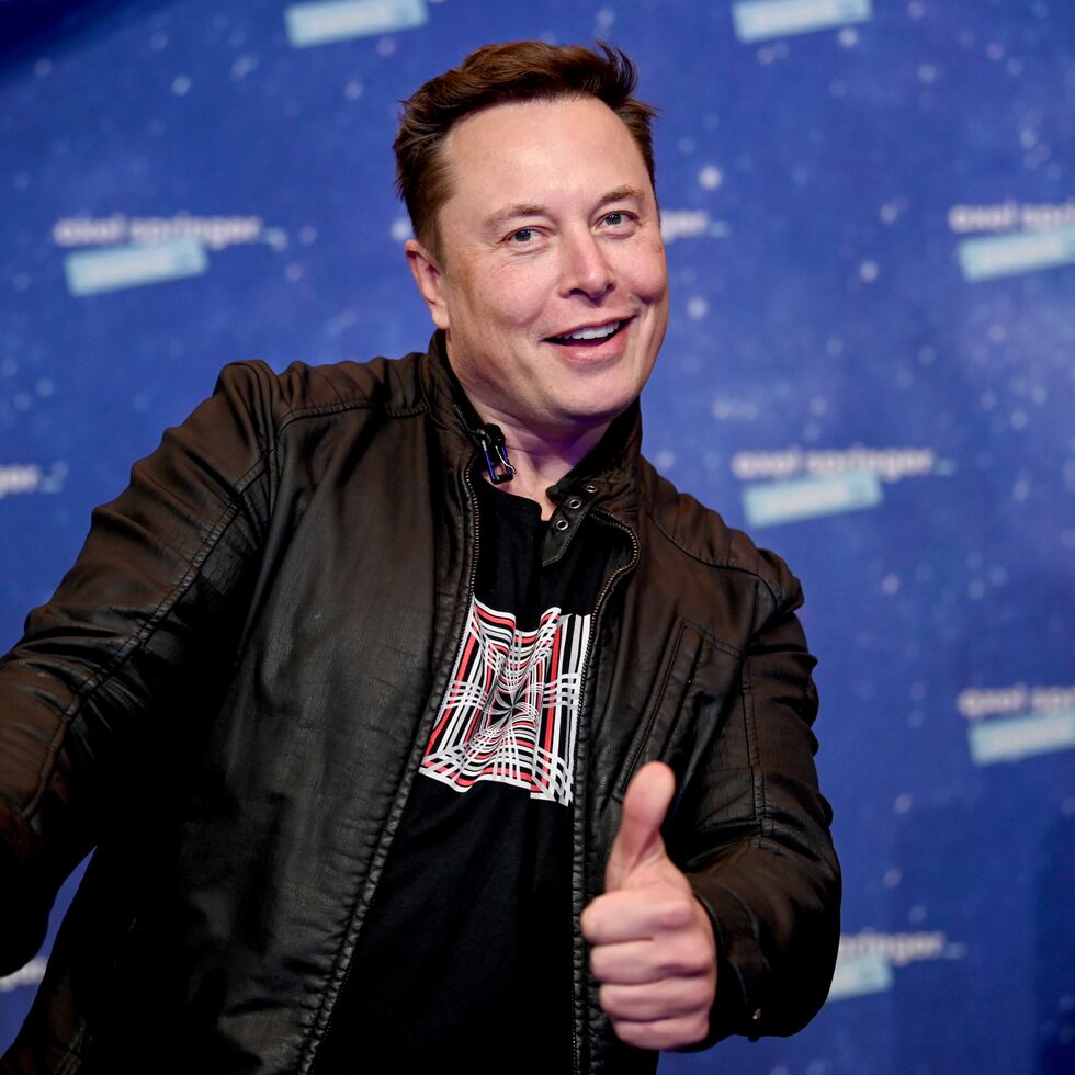Tras asumir las riendas de Twitter, Elon Musk (arriba) ordenó al creación de una suscripción de $8.00 mensuales que otorgaría el cotejo azul que, en el pasado, era reservado para personas cuya identidad fue verificada por la empresa.