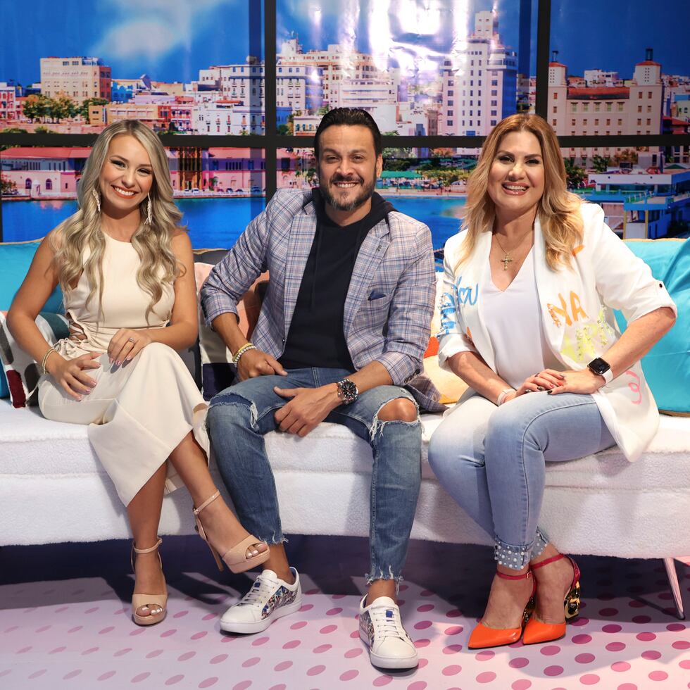 Kimberly Santiago, Francis Rosas y Deddie Romero son los anfitriones de "PR en Vivo", el nuevo programa de TeleOnce.