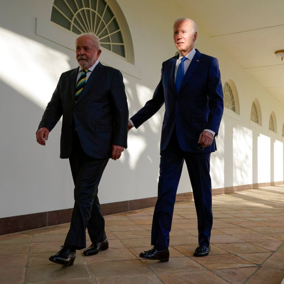 El presidente, Joe Biden, camina con el presidente de Brasil, Luiz Inácio Lula da Silva, rumbo a la Oficina Oval en la Casa Blanca, el viernes 10 de febrero de 2023, en Washington. (AP Foto/Alex Brandon)