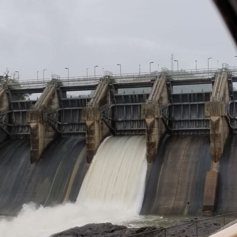 Imagen de archivo de una compuerta abierta en la represa del embalse Carraízo.