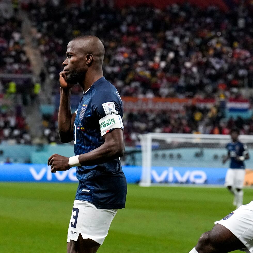 El ecuatoriano Enner Valencia celebra con sus compañeros después de anotar el gol del empate frente a Holanda en el choque por el Grupo A de la Copa Mundial.