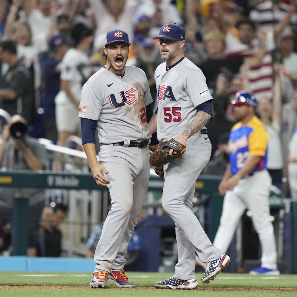 A Nolan Arenado (izquierda), tercera base estelar de Estados Unidos, no le molestaría jugar el Clásico Mundial de Béisbol en verano con una pausa en la temporada de las Mayores.