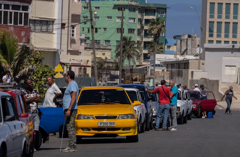 Ciudadanos hacen fila para cargar combustible en una gasolinera abierta en La Habana, Cuba, la semana pasada.